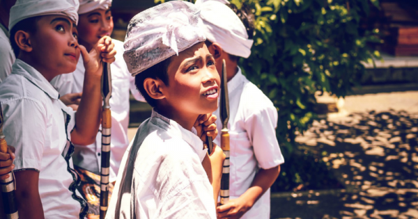 Sebutkan dua contoh perilaku yang menunjukkan rasa bangga sebagai anak indonesia