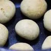Cách nướng bánh mì vào nồi cơm điện: Xếp các viên bột vào nồi cơm điện, nhớ chừa nhiều khoảng trống, để bột còn nở thêm. Bật chế độ 