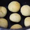Cách nướng bánh mì vào nồi cơm điện: Xếp các viên bột vào nồi cơm điện, nhớ chừa nhiều khoảng trống, để bột còn nở thêm. Bật chế độ 
