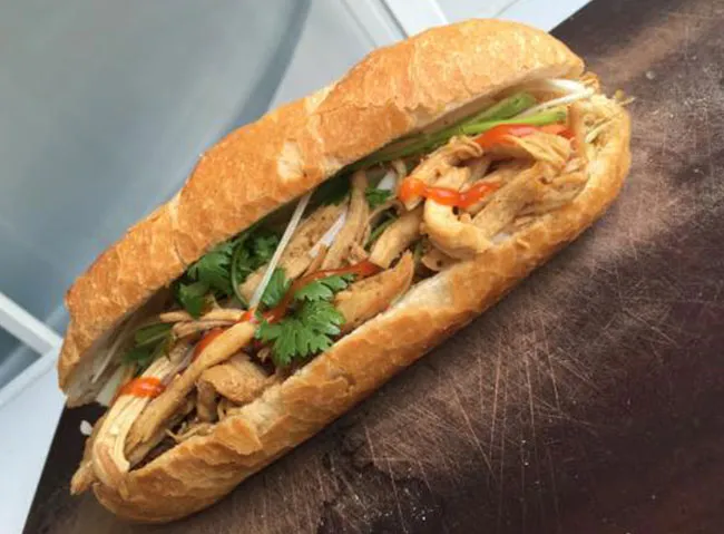 Cách làm bánh mì gà xé sợi