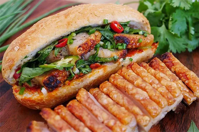 Cách làm bánh mì thịt heo quay da giòn