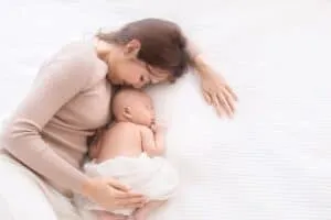 Có nên cho trẻ bú khi ngủ?