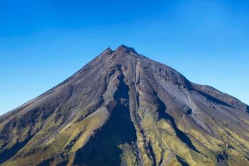 Top Gunung Api Yang Berbentuk Kerucut Dengan Lereng Curam Dan Hampir Simetris Merupakan Tipe