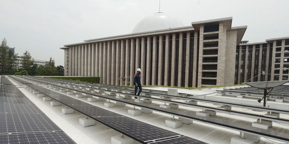 Panel surya mengubah energi matahari menjadi energi