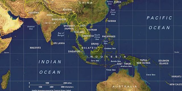 Indonesia diapit oleh dua samudra yaitu