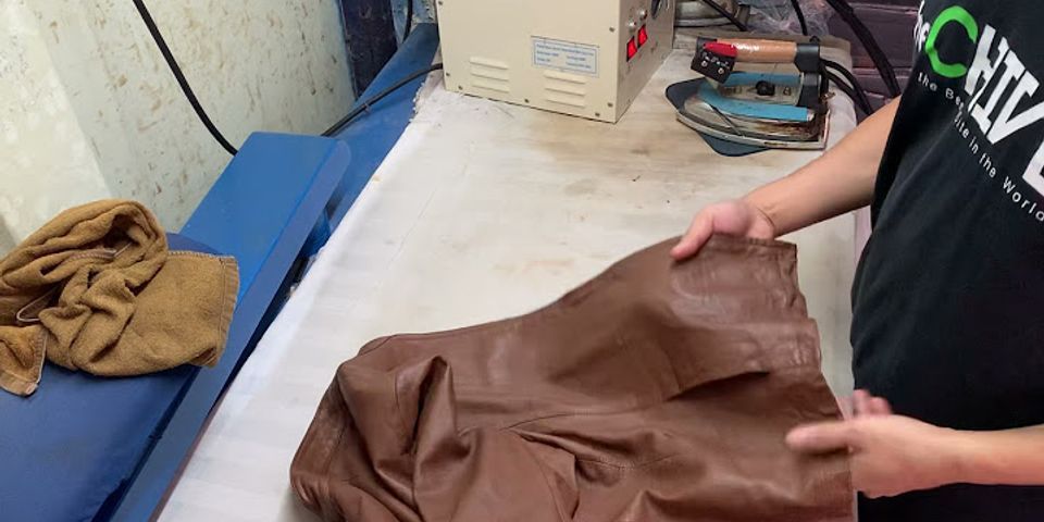 Cách làm cho áo da hết nhăn