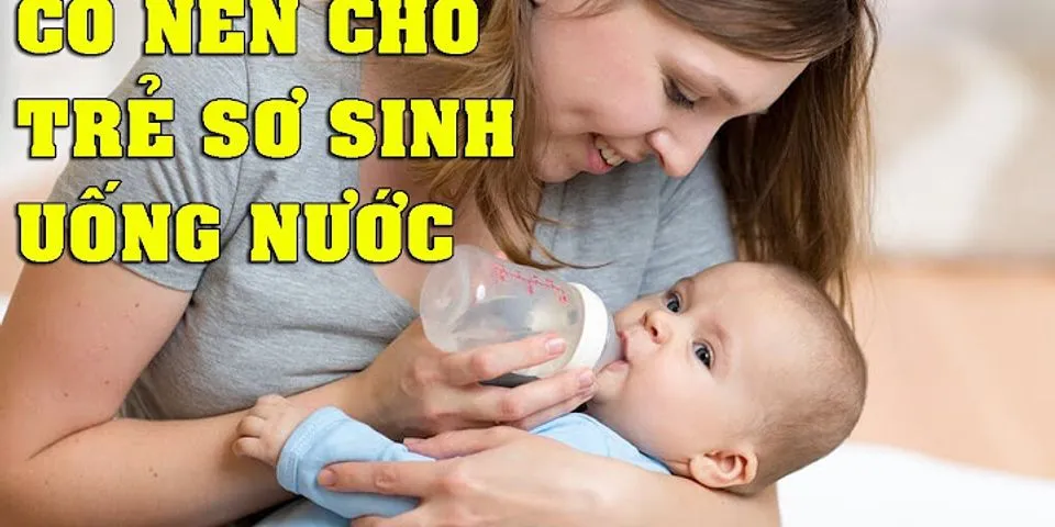 Có nên cho trẻ uống nước khi đang ngủ