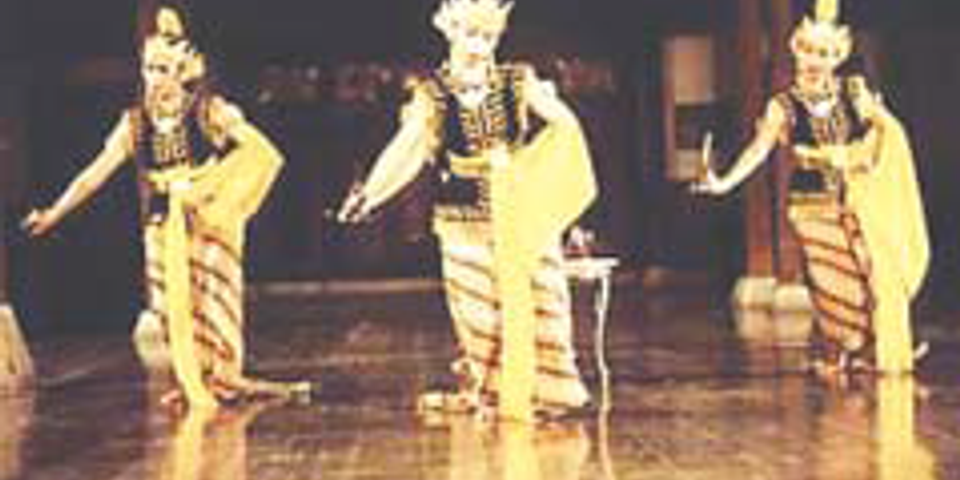 Pertunjukan tari jathilan diperagakan menggunakan panggung