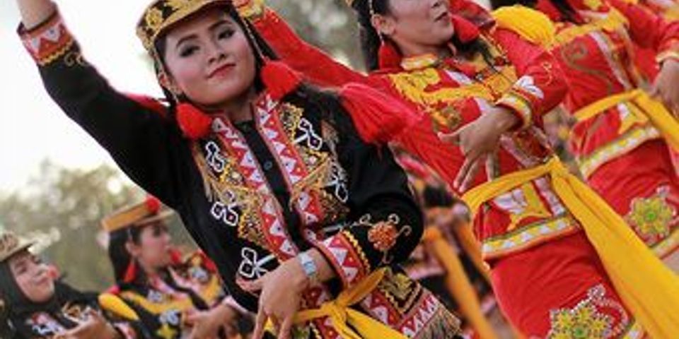 Sebutkan 5 tarian tradisional di indonesia beserta daerah asalnya