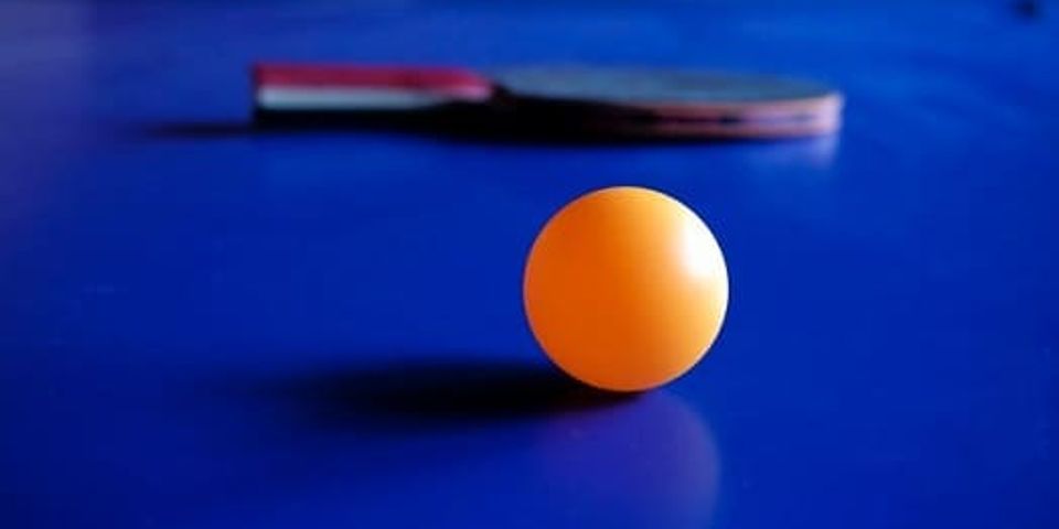 Teknik memukul bola pada permainan tenis meja dengan gerakan mendorong dan sikap bet terbuka dinamakan